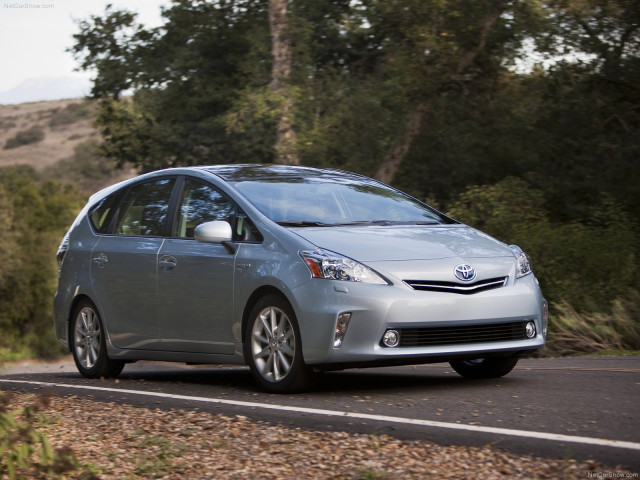 Toyota Prius V фото