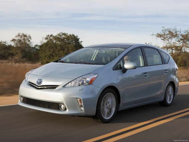 Toyota Prius V фото