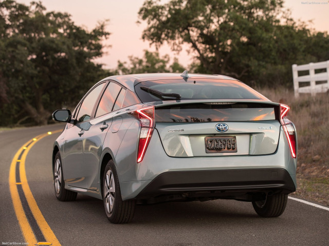 Toyota Prius фото