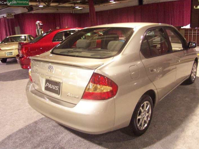 Toyota Prius фото