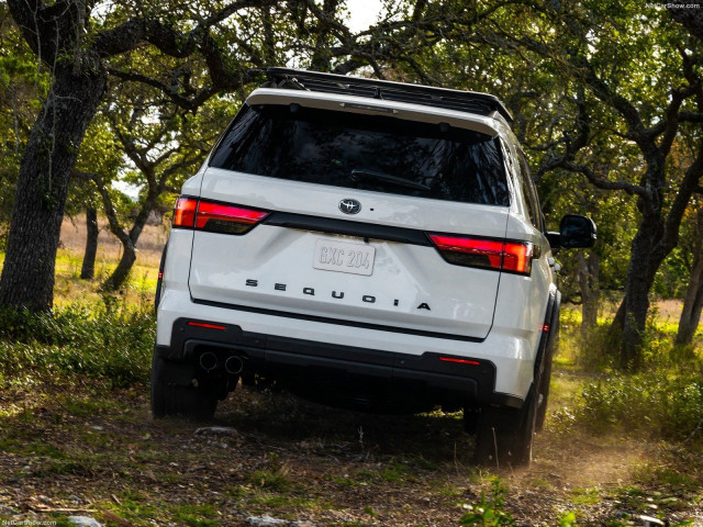 Toyota Sequoia фото