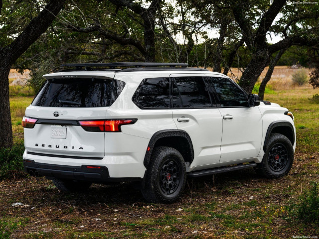 Toyota Sequoia фото
