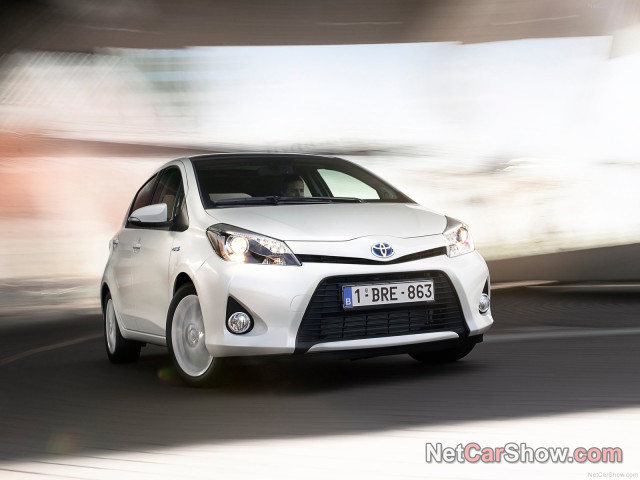 Toyota Yaris Hybrid фото