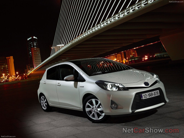 Toyota Yaris Hybrid фото