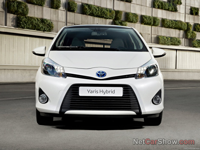 Toyota Yaris Hybrid фото