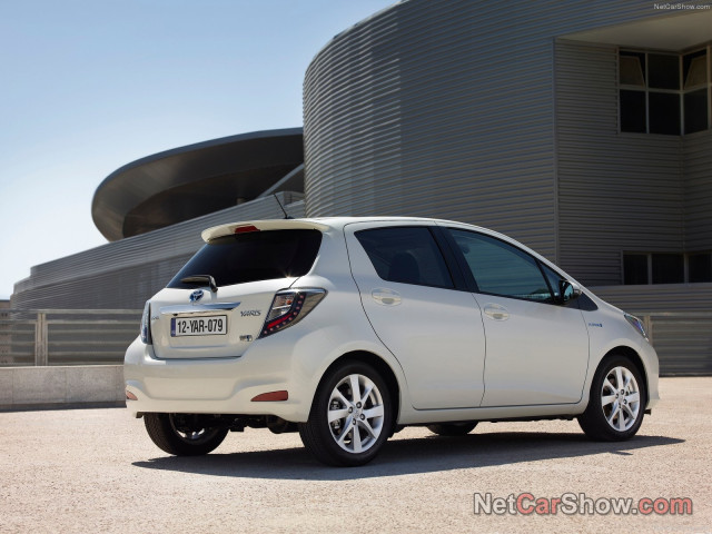 Toyota Yaris Hybrid фото