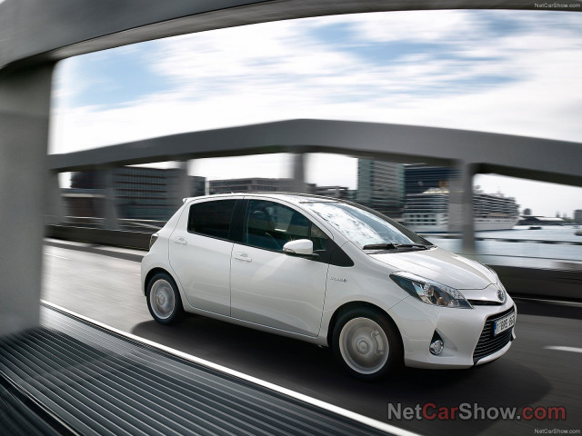 Toyota Yaris Hybrid фото