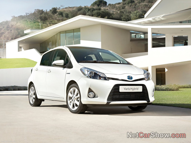 Toyota Yaris Hybrid фото