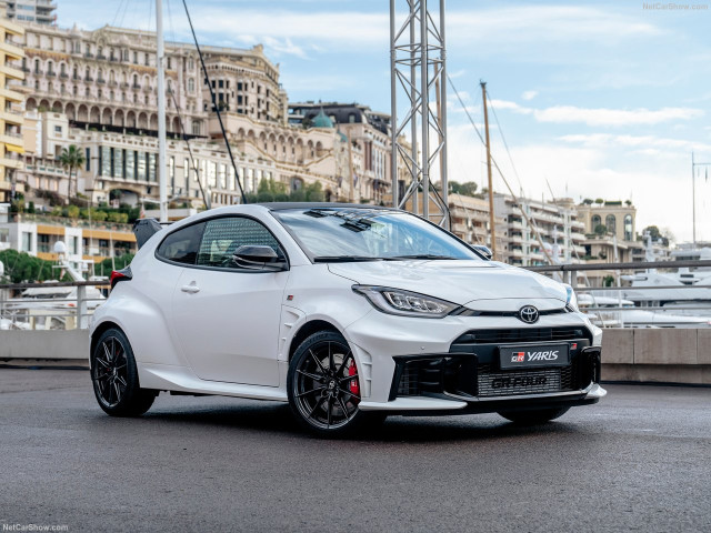 Toyota Yaris фото