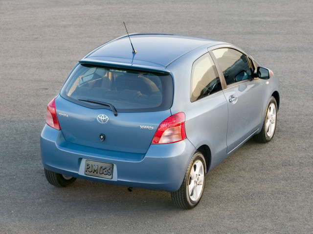 Toyota Yaris фото