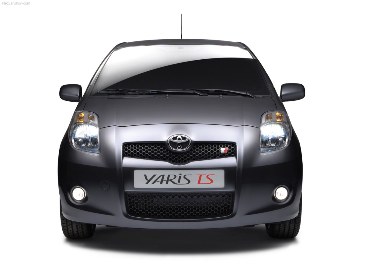 Toyota Yaris фото 32526