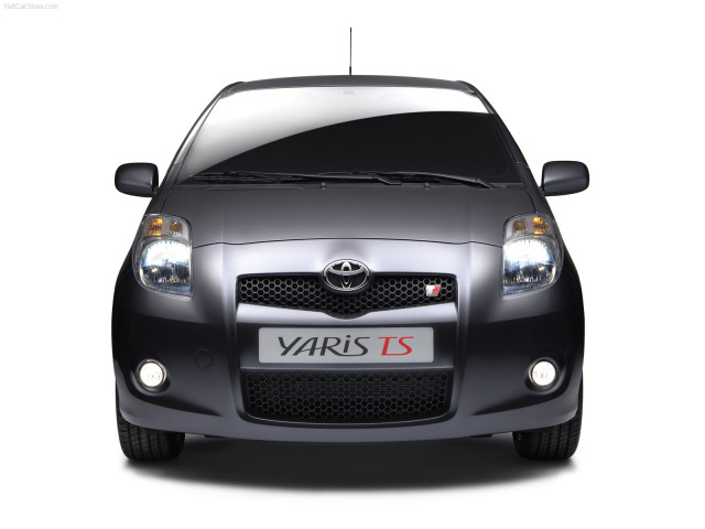 Toyota Yaris фото