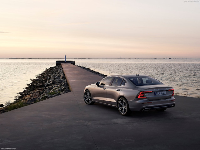 Volvo S60 фото