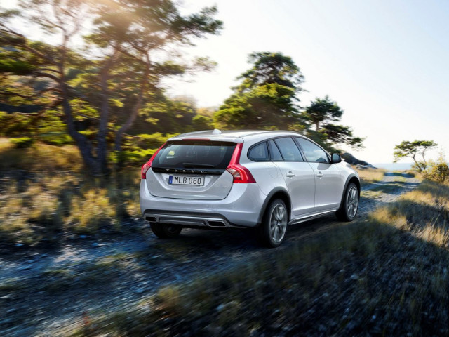 Volvo V60 Cross Country фото