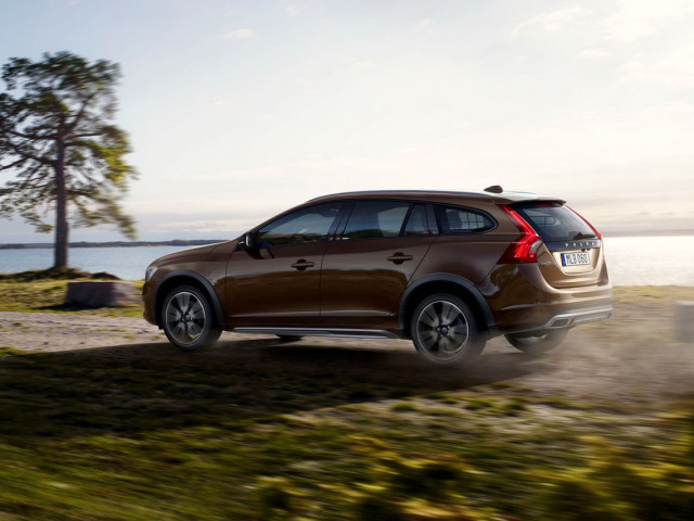 Volvo V60 Cross Country фото