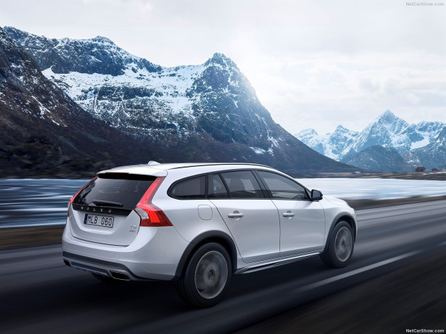 Volvo V60 Cross Country фото