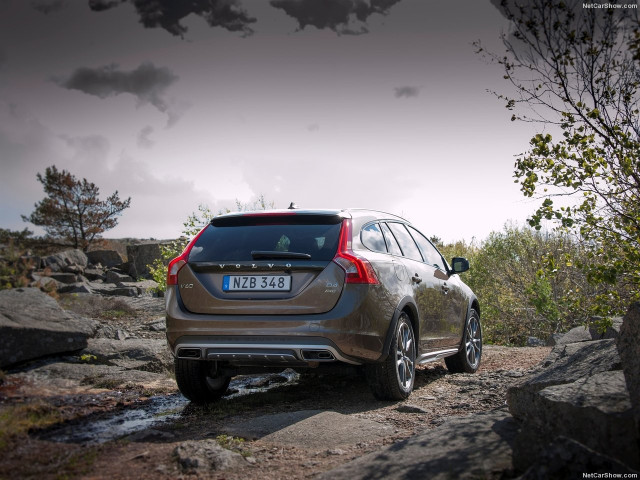 Volvo V60 Cross Country фото