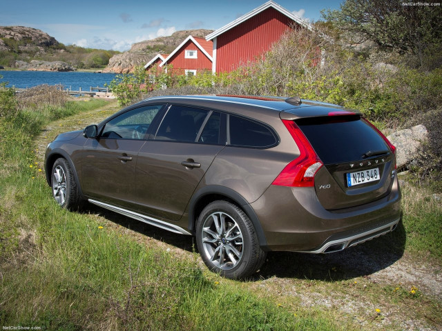 Volvo V60 Cross Country фото