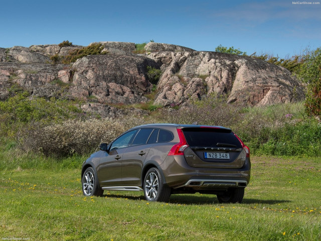 Volvo V60 Cross Country фото