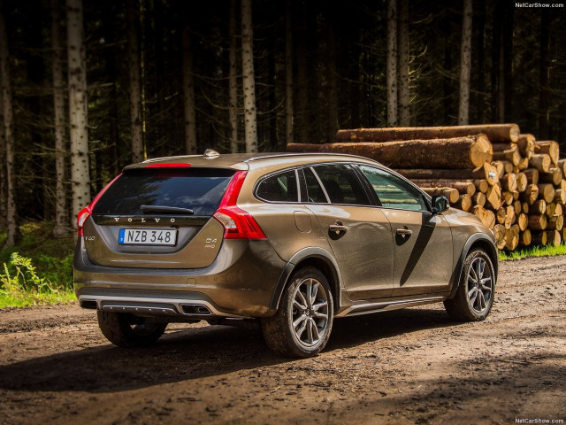 Volvo V60 Cross Country фото