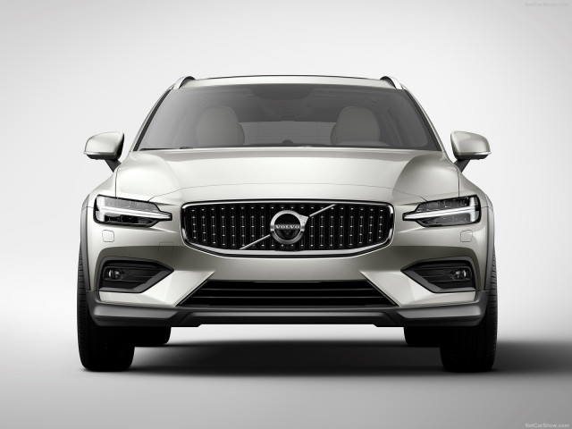 Volvo V60 Cross Country фото