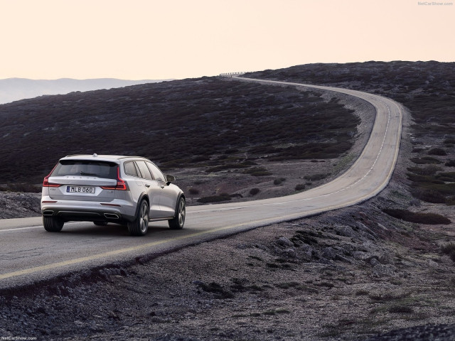 Volvo V60 Cross Country фото