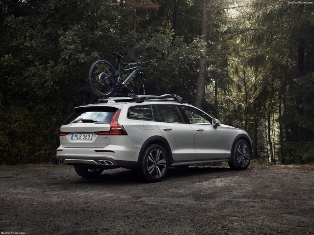 Volvo V60 Cross Country фото