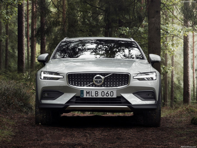 Volvo V60 Cross Country фото