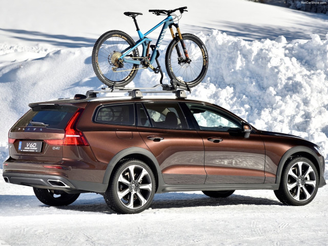 Volvo V60 Cross Country фото