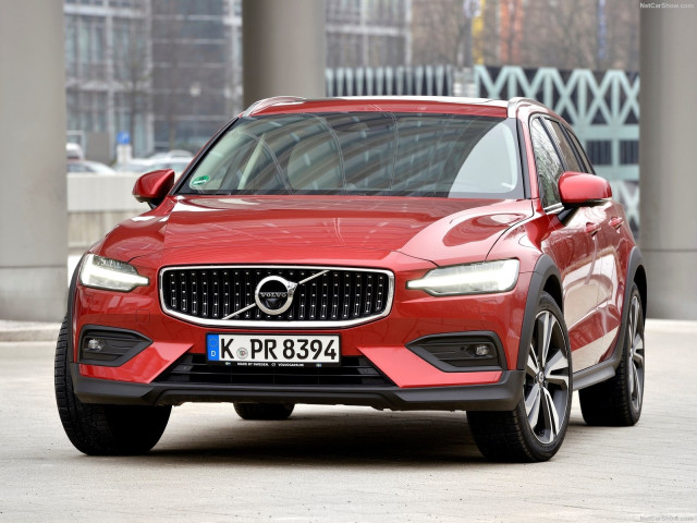 Volvo V60 Cross Country фото