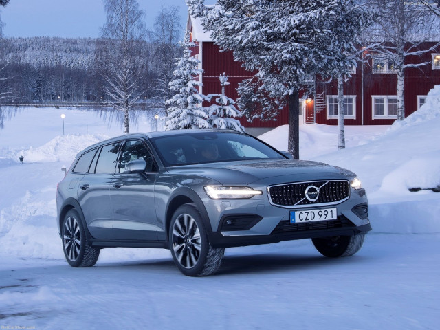 Volvo V60 Cross Country фото