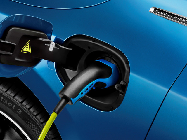 Volvo V60 Plug-in Hybrid R-Design фото