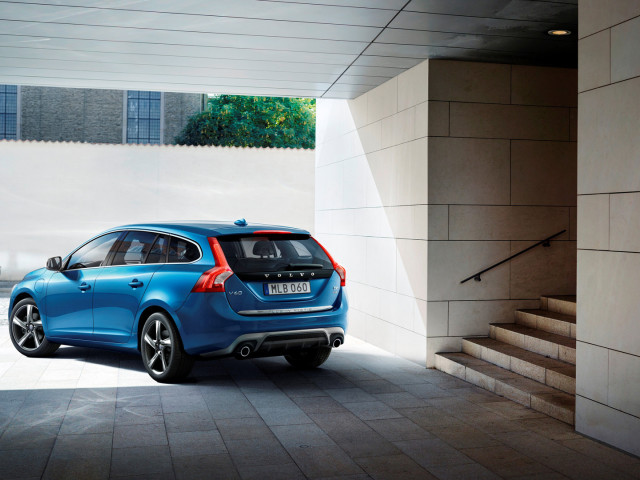 Volvo V60 Plug-in Hybrid R-Design фото