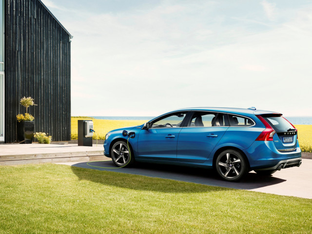 Volvo V60 Plug-in Hybrid R-Design фото