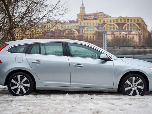 Volvo V60 Plug-in Hybrid фото