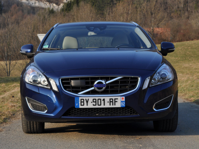 Volvo V60 фото