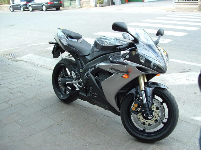 Yamaha YZF-R1 фото