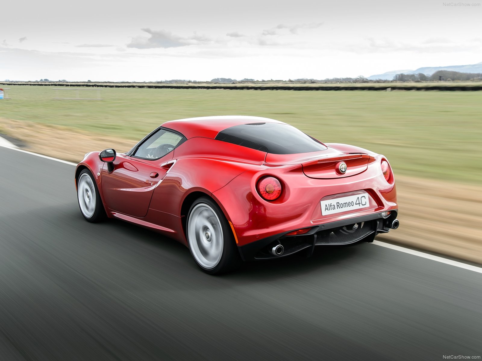 Alfa Romeo 4c вид сбоку