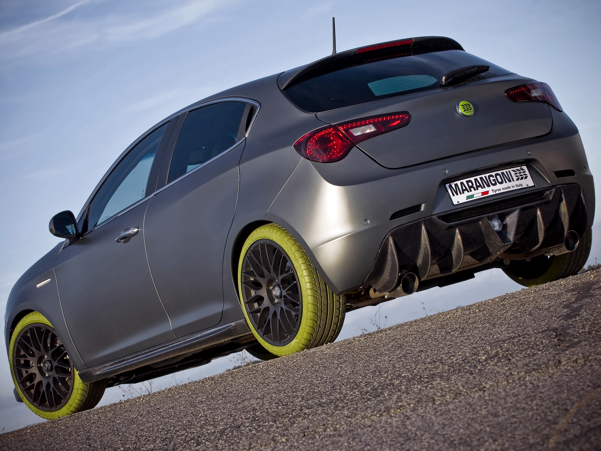 Цветные шины. Alfa Romeo Giulietta Tuning. Alfa Romeo Giulietta зеленая. Alfa Romeo Giulietta Green. Резина Альфа Ромео.