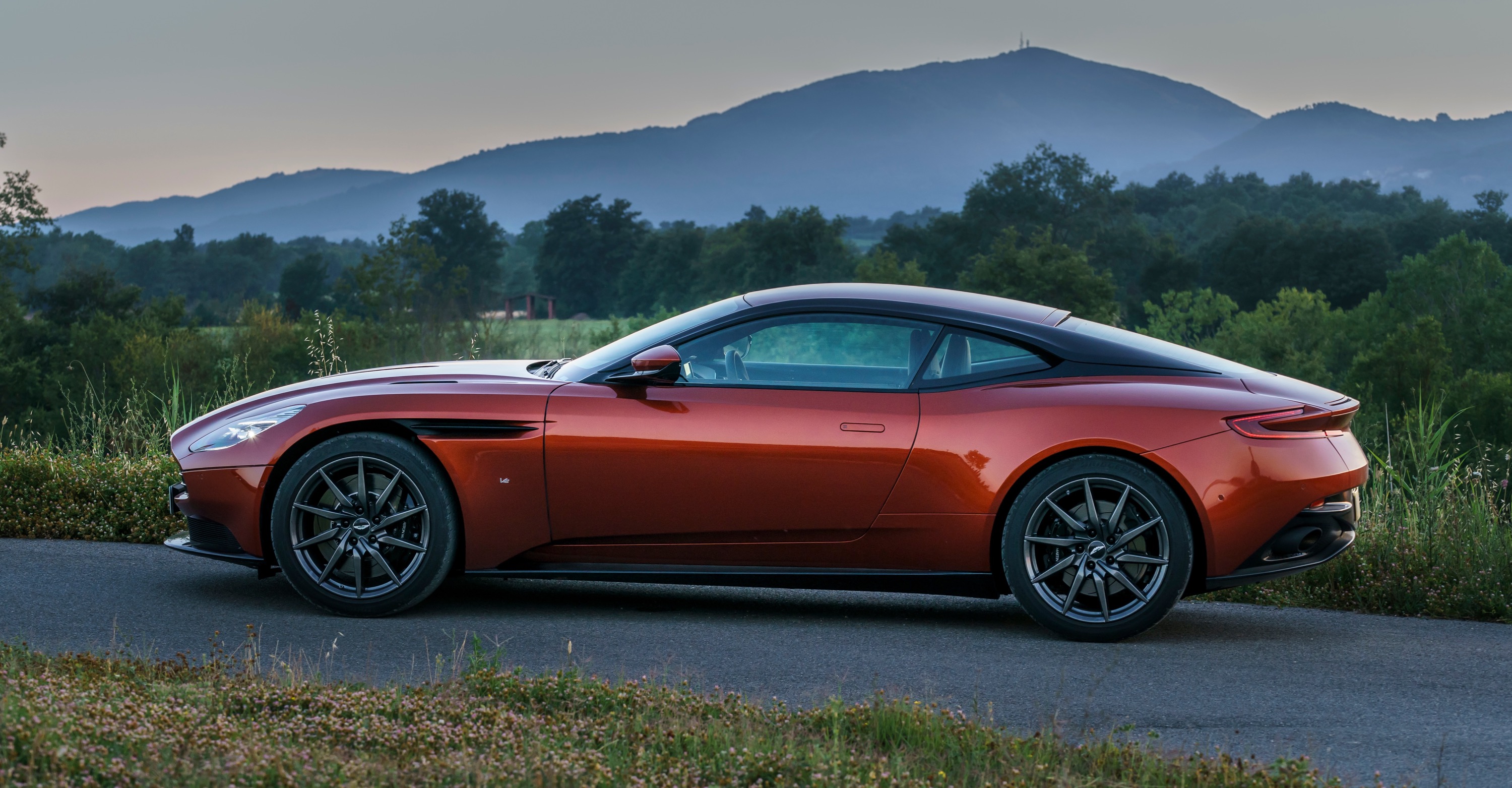 Aston Martin db11 2014