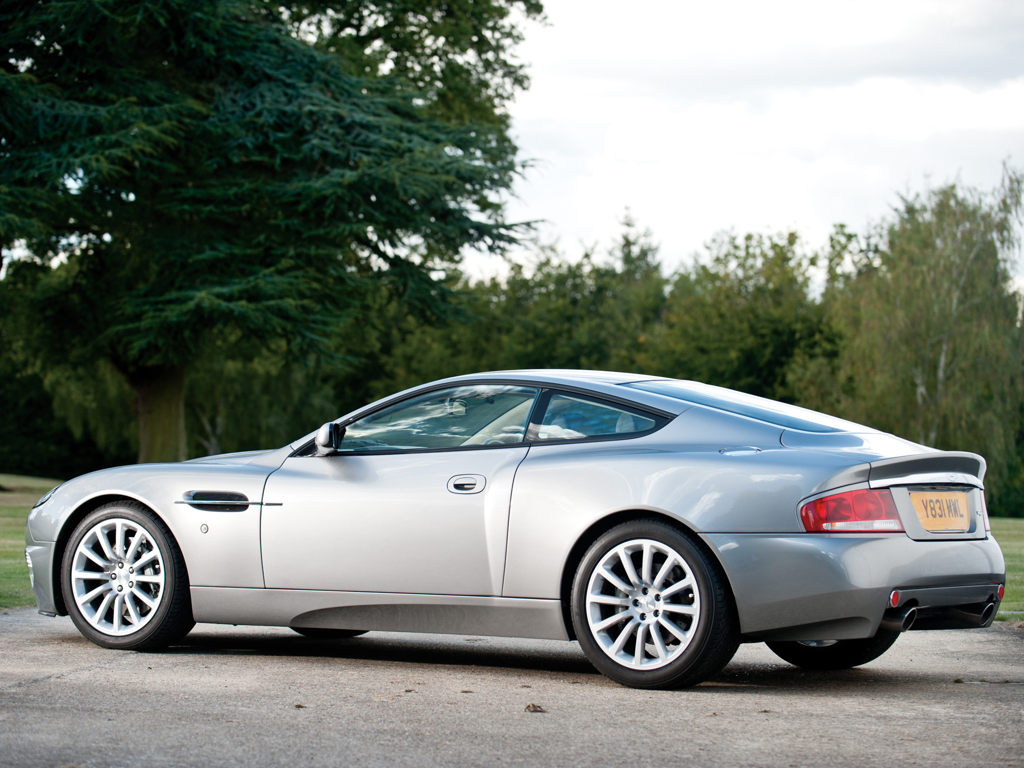 Aston Martin v12 db9