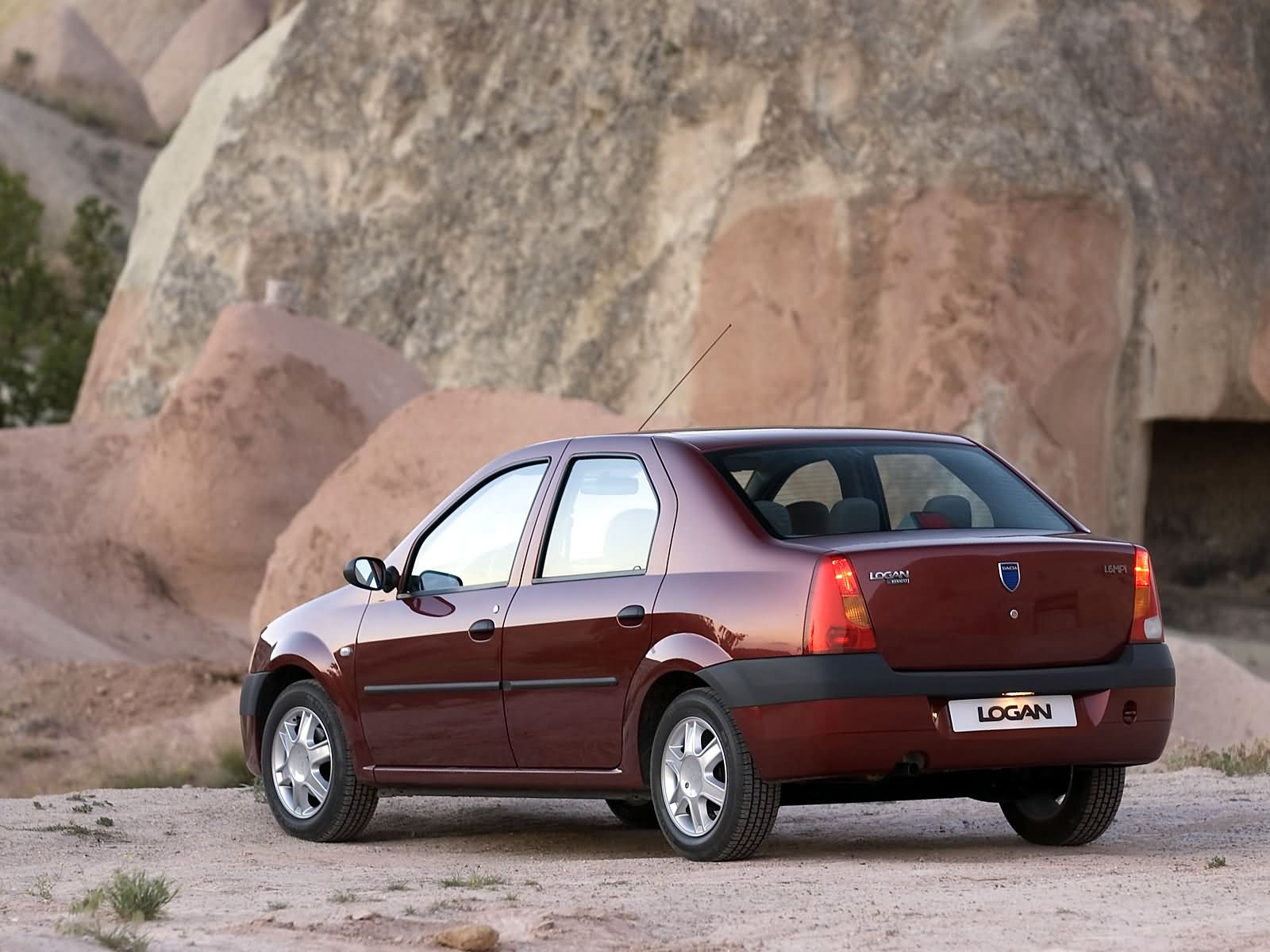 Логан 1 фото. Renault Logan Dacia 2005. Dacia Logan 2005. Рено Логан 2005 1.6. Рено Логан 1 купе.