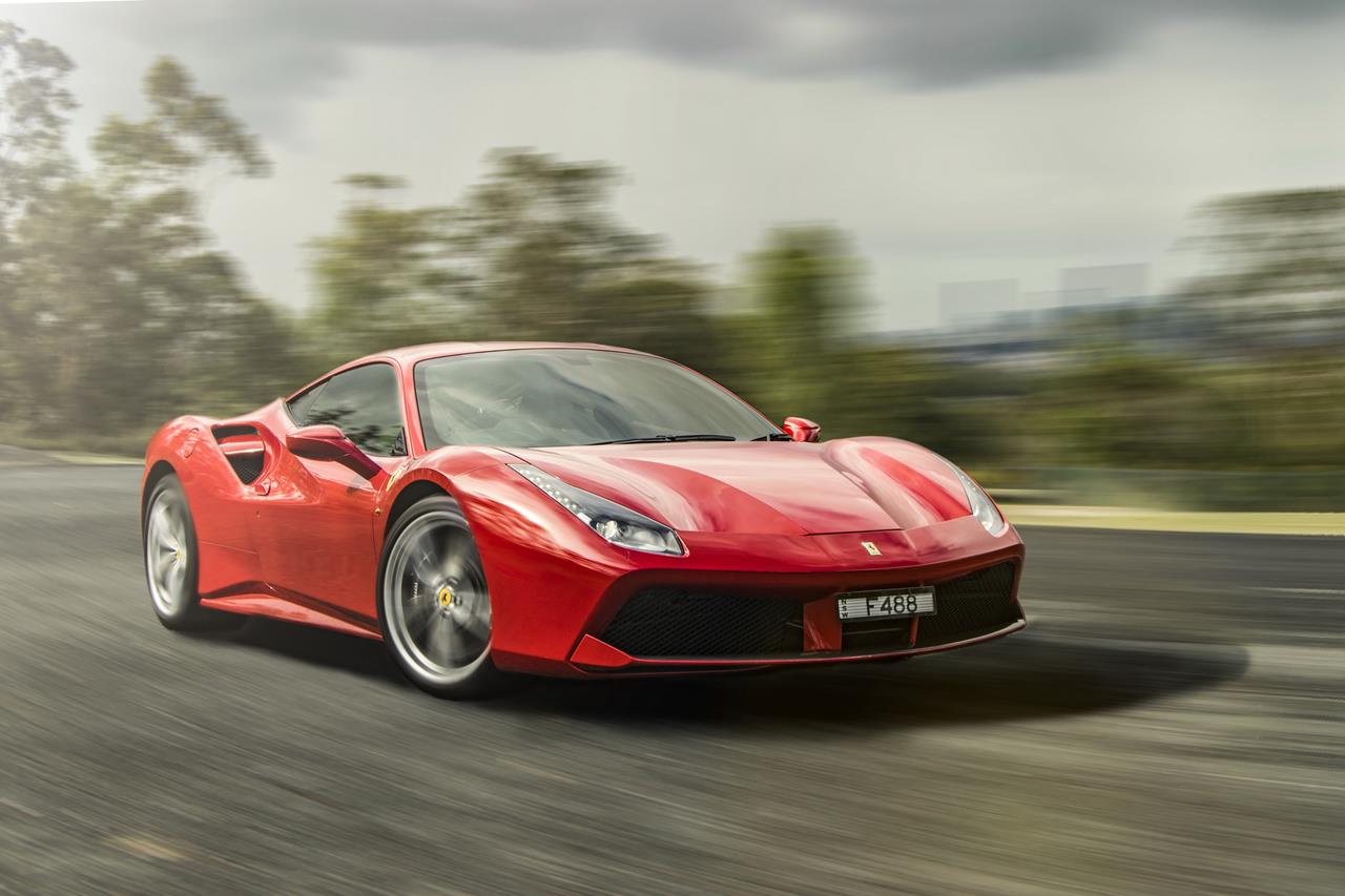 Ferrari 488 GTB белая