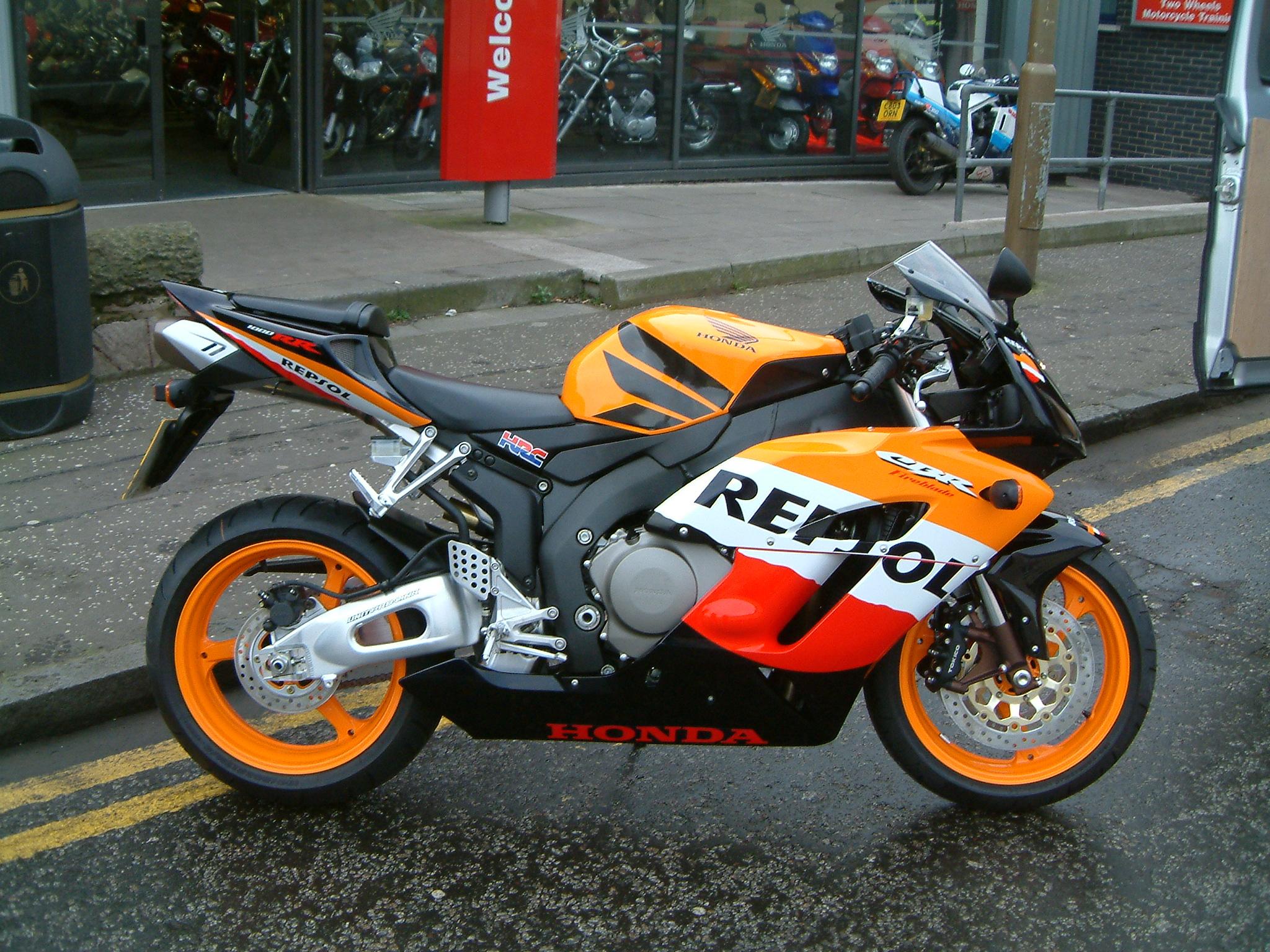 Мотоцикл orange. Хонда 919 Фаерблейд. Honda мотоцикл оранжевый. Honda cbr919rr Fireblade черно оранжевый. 600 Литровый Honda CBR оранжевый.