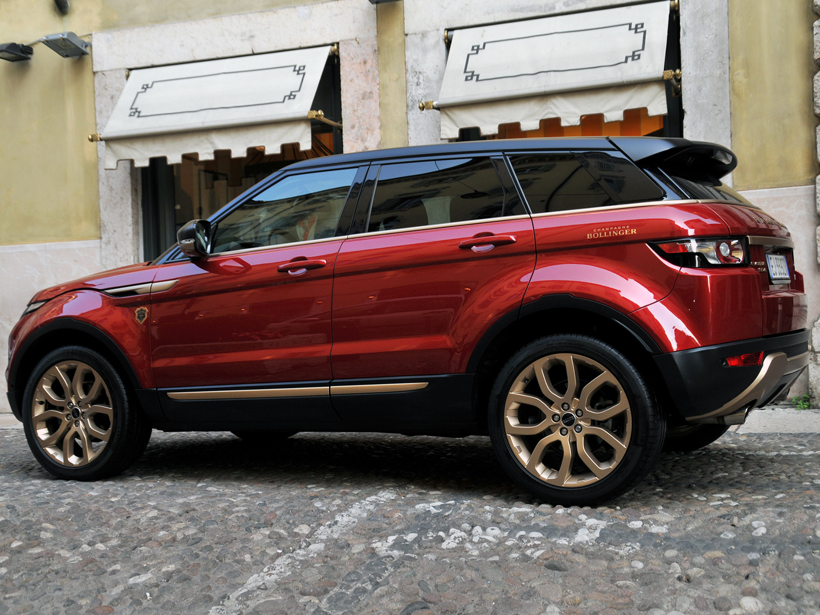 Land Rover range Rover Evoque красный