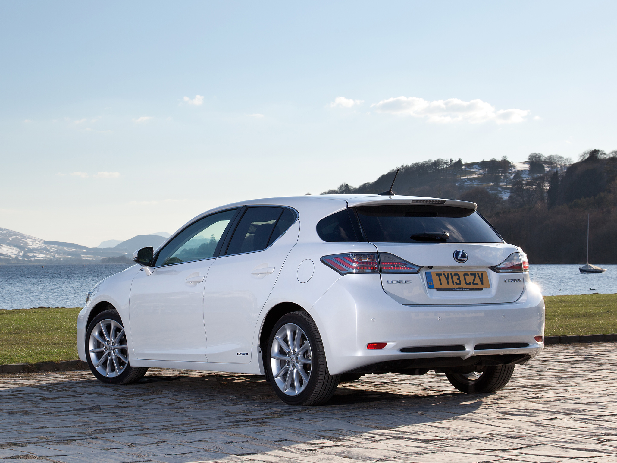 Lexus ct200h спереди