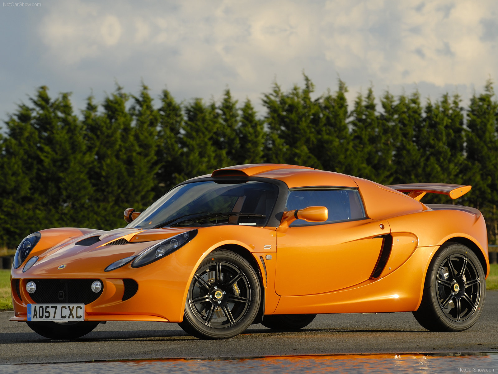 Машина марки Lotus exige s