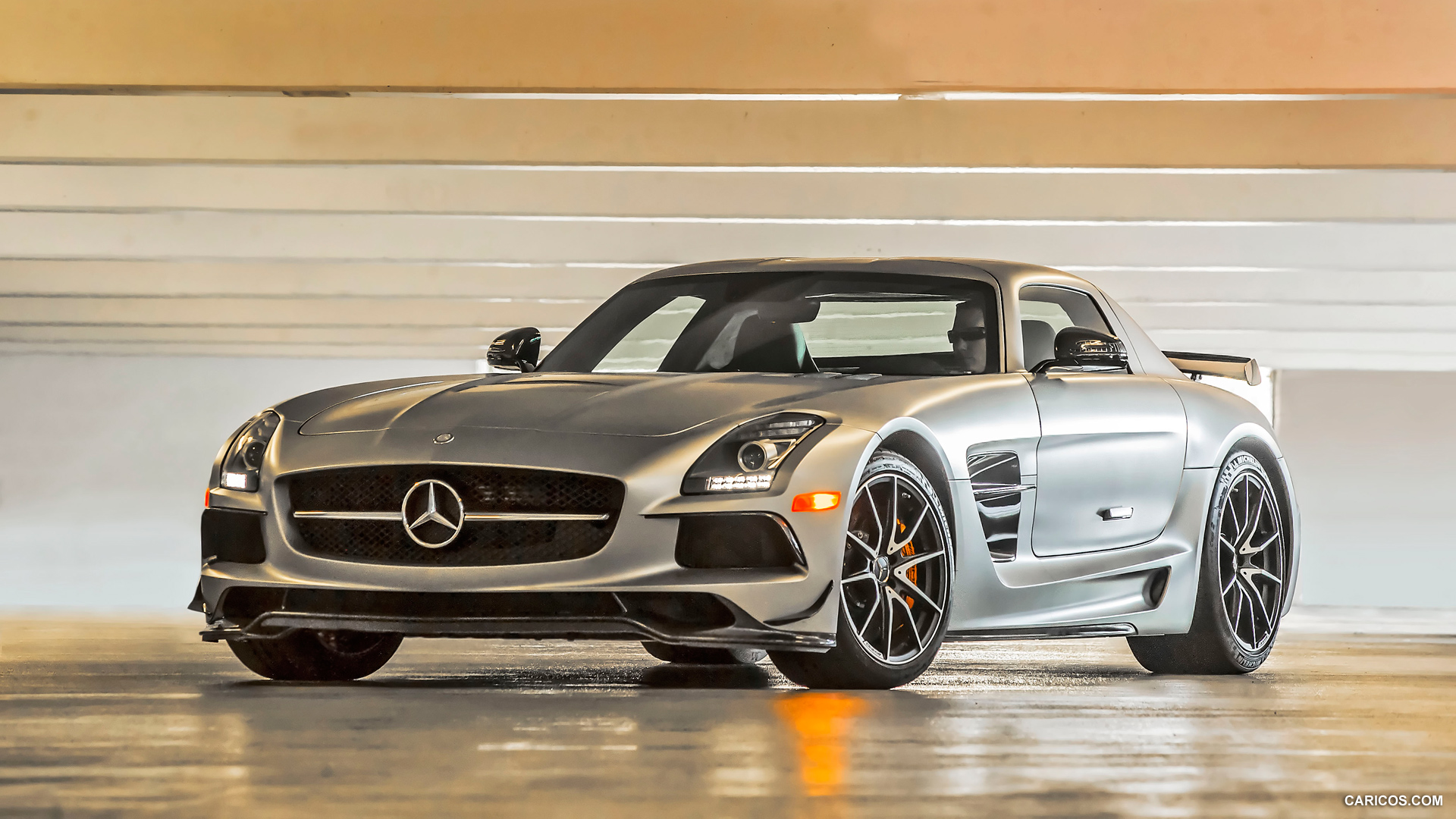 Mercedes Benz SLS AMG за рулем