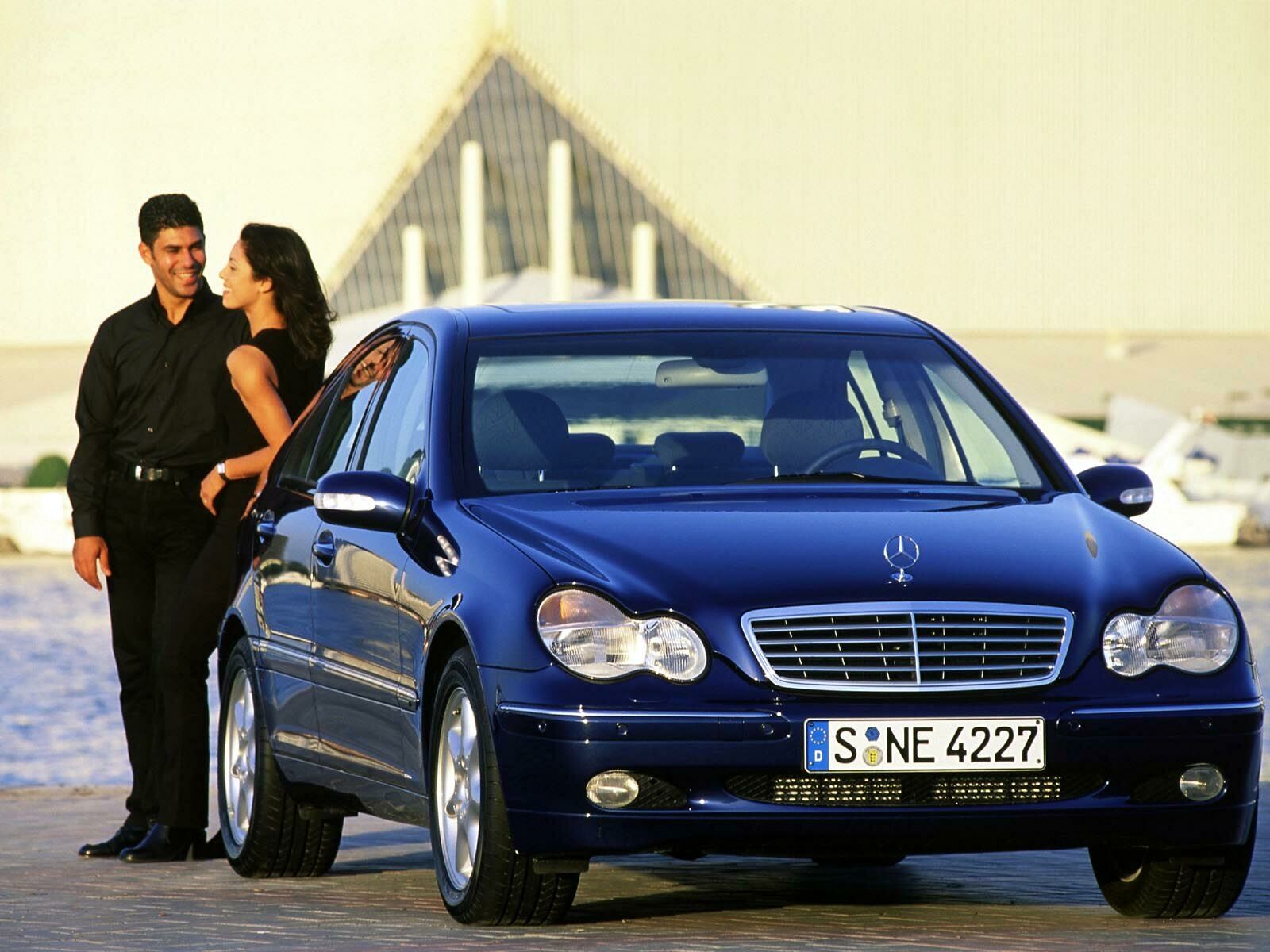 Mercedes Benz c w211 и девушка
