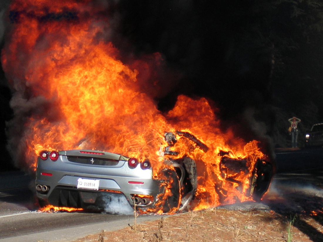Разбитая горящая машина